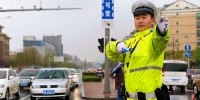 “流量不下，警力不撤” 济南交警全力保障雨天交通安全 - 中国山东网