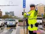 “流量不下，警力不撤” 济南交警全力保障雨天交通安全 - 中国山东网