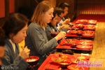 外媒记者走进曲阜尼山圣境 体验中国传统“食礼文化” - 中国山东网