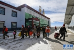 开拓雪域高原的梦想之路——来自青藏铁路的蹲点报告 - 中国山东网