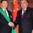 6月15日，国家主席习近平在杜尚别出席仪式，接受塔吉克斯坦总统拉赫蒙授予“王冠勋章”。新华社记者 沙达提 摄 - 中国山东网