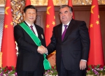 6月15日，国家主席习近平在杜尚别出席仪式，接受塔吉克斯坦总统拉赫蒙授予“王冠勋章”。新华社记者 沙达提 摄 - 中国山东网