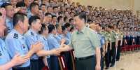 6月18日，中共中央总书记、国家主席、中央军委主席习近平在北京接见空军第十三次党代表大会全体代表。这是习近平同代表们亲切握手。 新华社记者 李刚 摄 - 中国山东网