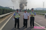 大巴车高速路上自燃 济南交警安全转移19名乘客 - 中国山东网