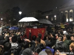 中国留学生高唱国歌压制“港独”，冒雨为国旗撑伞 - 中国山东网