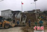 4.25地震村委会破损，组织村民进行修复。 供图 - 中国山东网