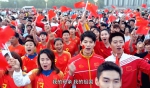 用歌声祝福祖国丨天安门广场数万人齐唱《我爱你中国》 - 中国山东网