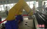 图为宏发科技工厂内，机器人在弹钢琴。 谢艺观 摄 - 中国山东网