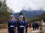玉龙森林消防大队一中队在核心景区进行日常巡逻。（何川 摄） - 中国山东网