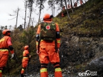 玉龙森林消防大队在无人区进行“山岳救援”演练。（何川 摄） - 中国山东网