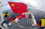 △“和平方舟”号医院船在大洋上举行隆重升旗仪式。江 山摄 - 中国山东网