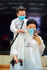 “您需要剪发吗？免费！” - 中国山东网