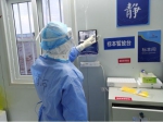这个捧着“显微镜”工作的队员，在抗疫一线有首独特的一二三四歌 - 中国山东网