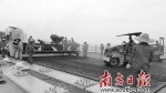 港珠澳大桥建设再获新进展 钢桥面铺装正式实施 - 中国山东网