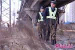 【网络媒体走转改】春运人物：55岁民警宋洪岭巡铁路线33年 - 中国山东网