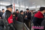 济铁菏泽站派出所应对春节后客流高峰 - 中国山东网