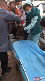 山东临沂一中学生12楼跳下 楼下汽车救其一命(图) - 水母网