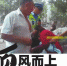 2日，经七纬四路口一辆无牌三轮被查，车上女子用头将交警撞伤 - 山东华网