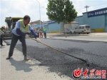 头顶烈日脚踩"火炉" 烟台铺路工一天喝掉十多斤水 - 半岛网