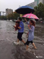 德州90后民警登上新闻联播 雨中抱娃姿势可谓专业 - 半岛网