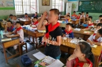 峄城一小学老师送课上门四年，不让一个孩子掉队 - 东营网