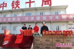 “网络文化走基层”联合爱心单位慰问济南新东站一线工人 - 中国山东网