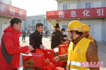 “网络文化走基层”联合爱心单位慰问济南新东站一线工人 - 中国山东网