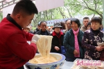 “三月三”庙会迎来客流小高峰 2.5万人千佛山上赶庙会 - 中国山东网