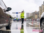 “流量不下，警力不撤” 济南交警全力保障雨天交通安全 - 中国山东网